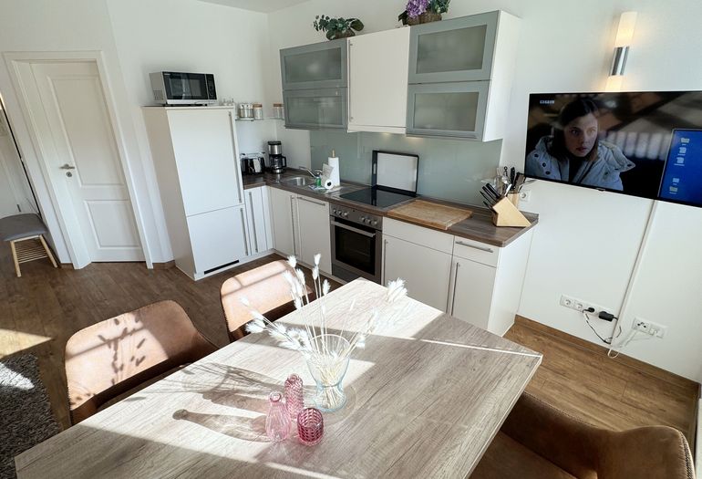 Essbereich mit Blick auf die moderne Küchenzeile Essbereich mit Blick auf die moderne Küchenzeile