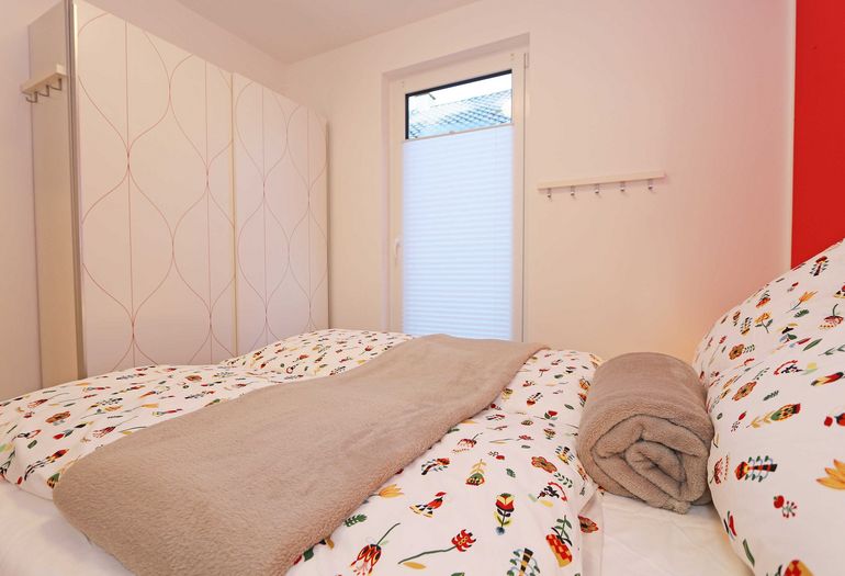 1. Schlafzimmer mit Kleiderschrank 1. Schlafzimmer mit Kleiderschrank