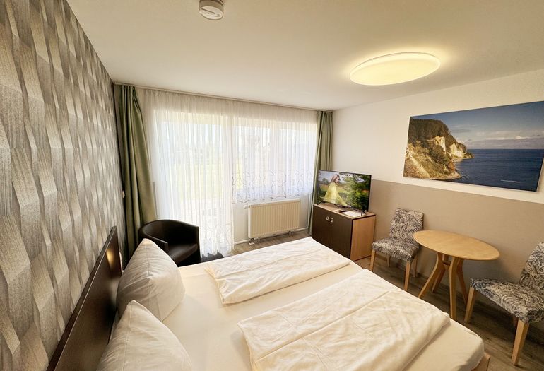 Schlafberiech mit Blick zur kleinen Sitzecke