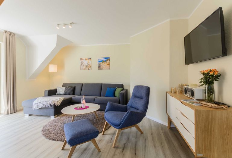 Wohnzimmer mit Couch und TV Wohnzimmer mit Couch und TV