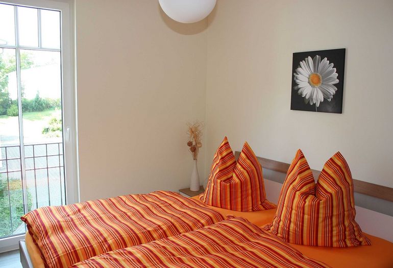 Schlafzimmer mit Kliederschrank