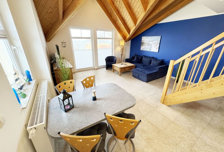 Esstisch mit Blick auf den Wohnbereich