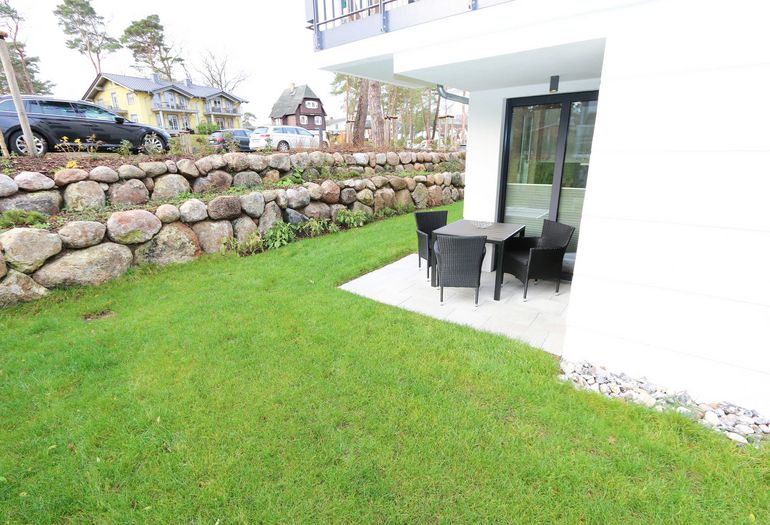 bestuhlte Terrasse mit kleinem Gartenanteil