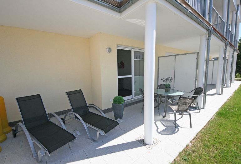 Terrasse mit Bestuhlung und Sonnenliegen Terrasse mit Bestuhlung und Sonnenliegen