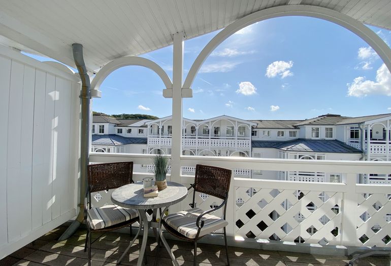 bestuhlter Balkon in ruhiger Lage