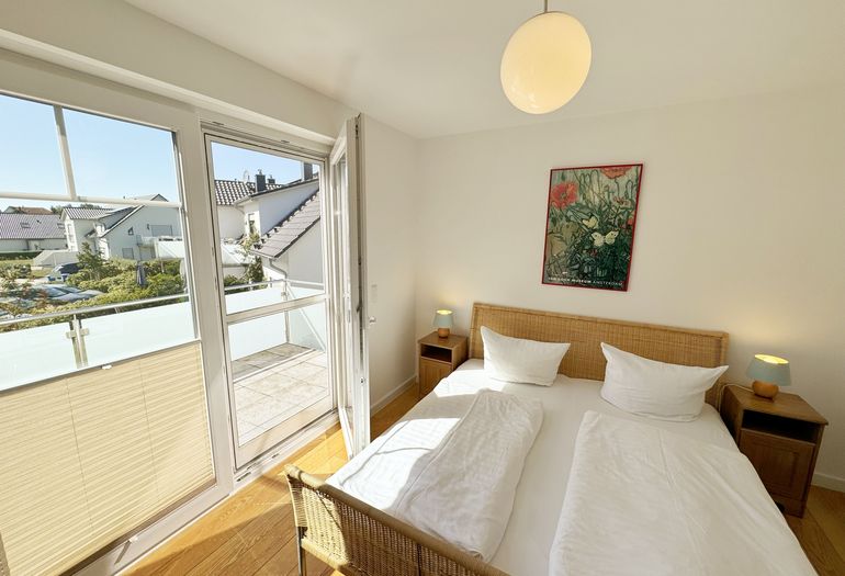 Schlafzimmer mit Doppelbett und Kleiderschrank Schlafzimmer mit Doppelbett und Kleiderschrank