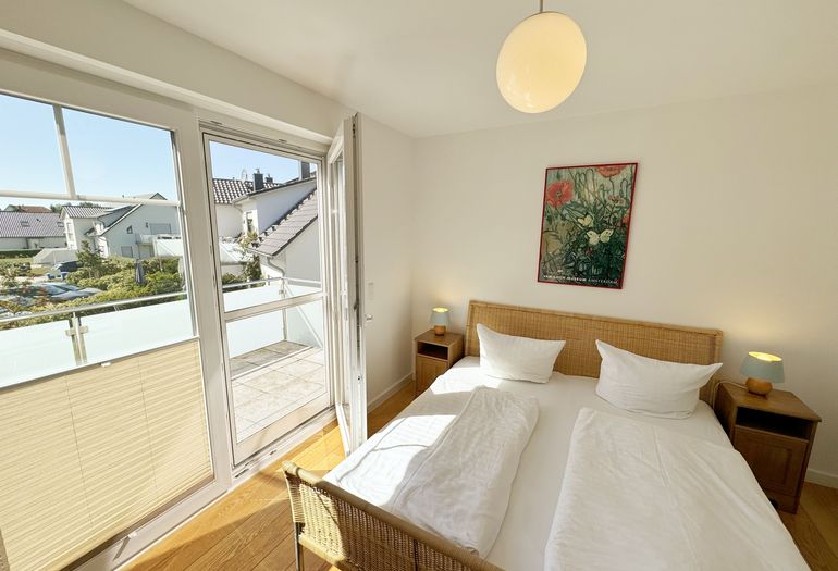 Schlafzimmer mit Doppelbett und Kleiderschrank