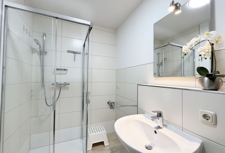 Badezimmer mit ebenerdiger Dusche
