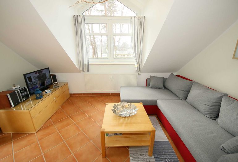 Wohnbereich mit Couch und TV Wohnbereich mit Couch und TV