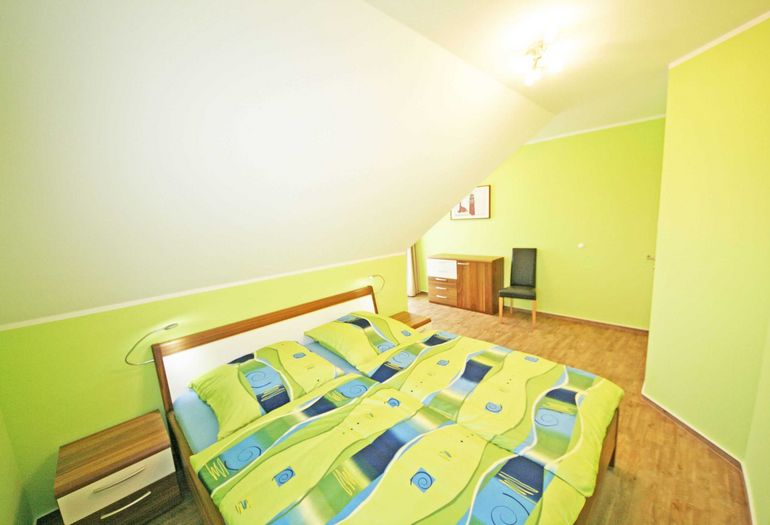 Schlafzimmer mit Doppelbett