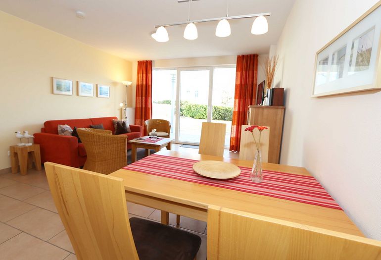 Esstisch im Wohnzimmer für gemeinsames Essen