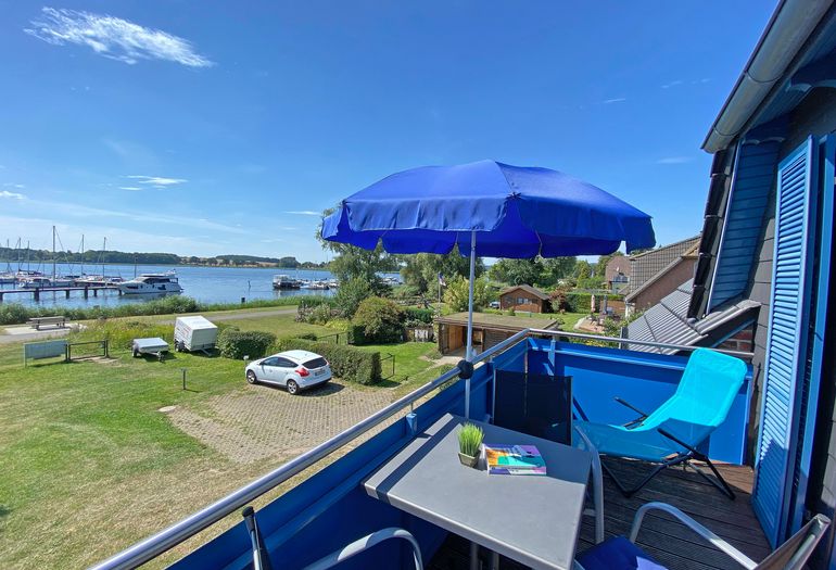 bestuhlter Balkon in ruhiger Lage