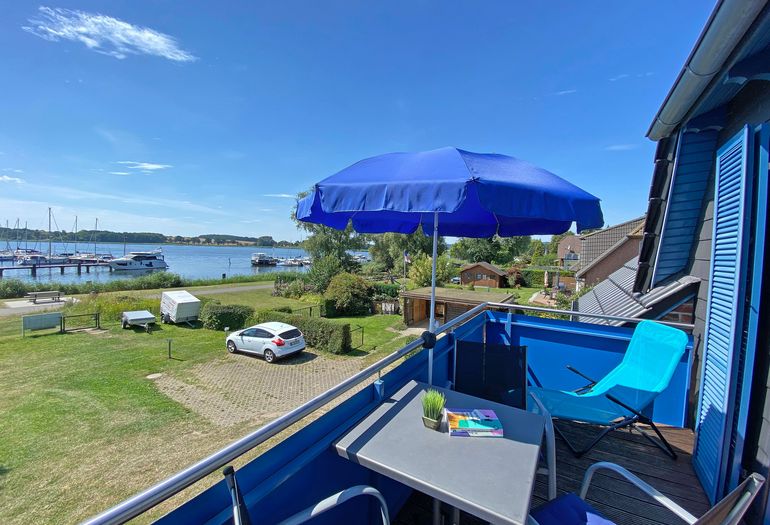 bestuhlter Balkon in ruhiger Lage bestuhlter Balkon in ruhiger Lage