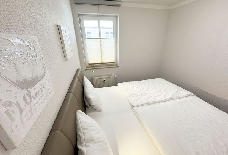 Schlafzimmer mit Polsterbett