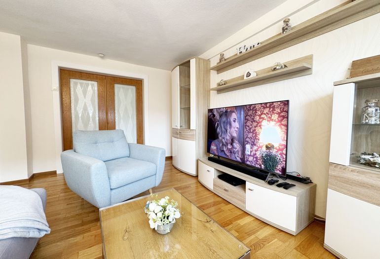 modernes Wohnzimmer mit Couch und Smart-TV