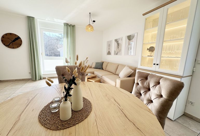 gemütlicher Wohnbereich mit Esstisch gemütlicher Wohnbereich mit Esstisch