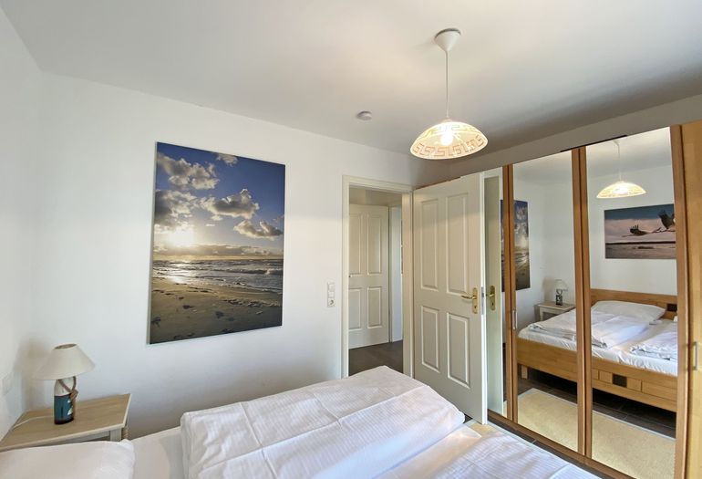 1.Schlafzimmer und Kleiderschrank