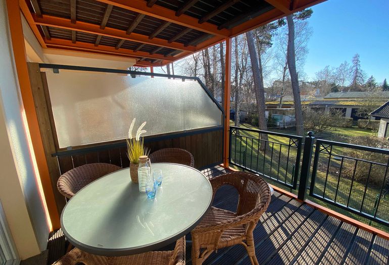 bestuhlter Balkon in ruhiger Lage