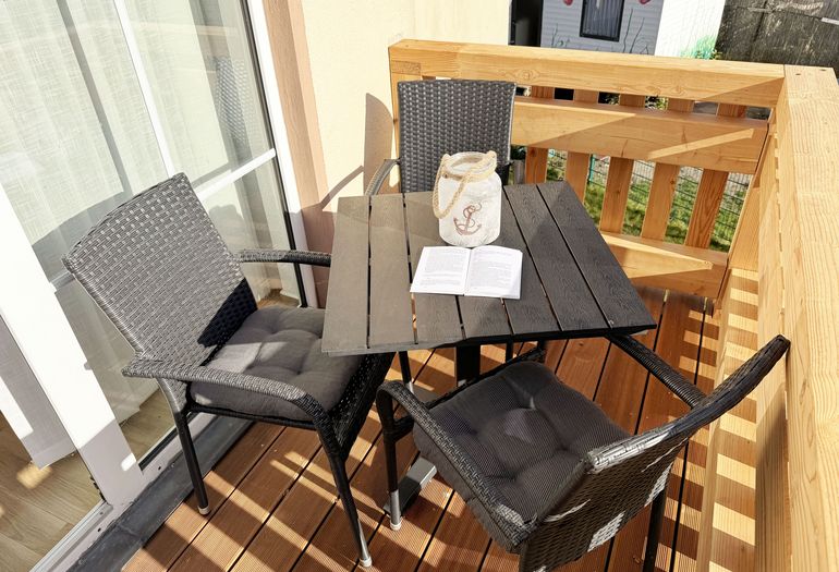 bestuhlter Balkon