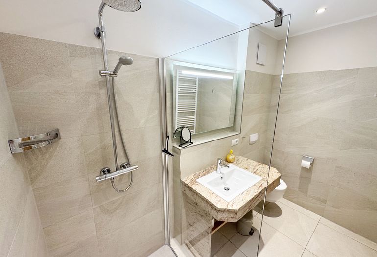 Duschbad mit ebenerdigen Einstieg