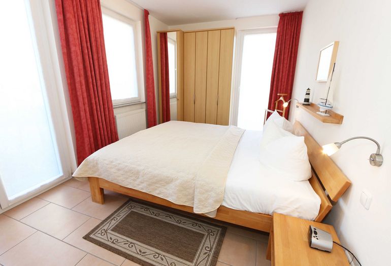 Schlafzimmer mit Doppelbett