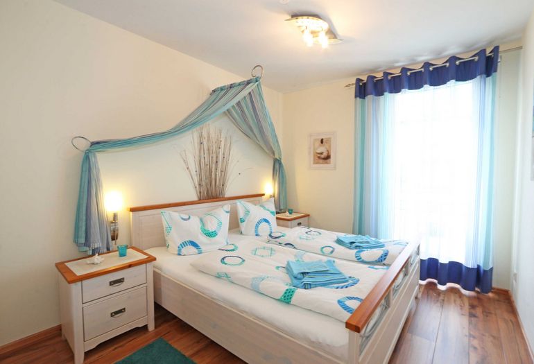 Schlafzimmer mit Doppelbett