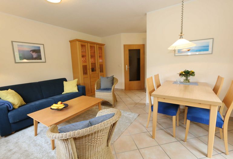 Wohnzimmer mit Esstisch Wohnzimmer mit Esstisch