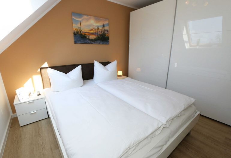 Schlafzimmer mit Kleiderschrank