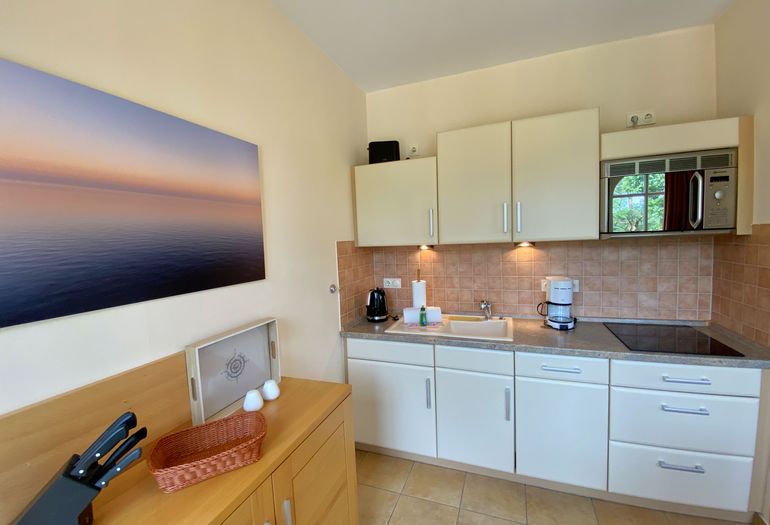 moderne Küchenzeile mit Ceranfeld