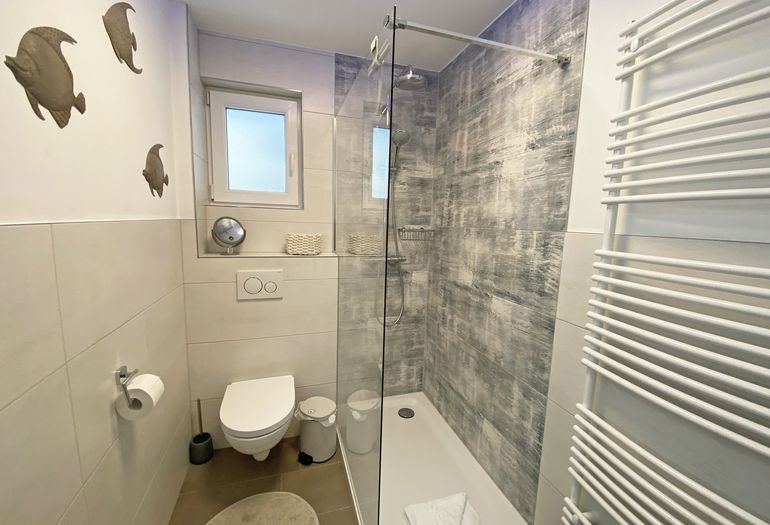 Badezimmer mit Dusche