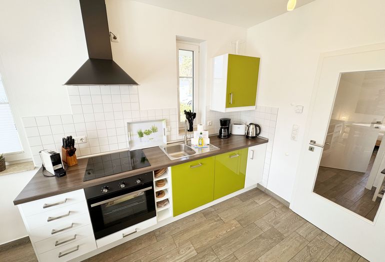 Küchenzeile mit diversen Küchenhelfern