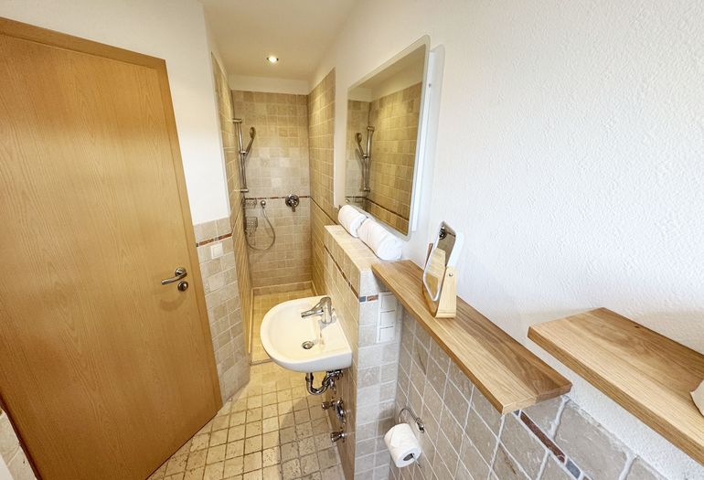 Badezimmer mit Dusche