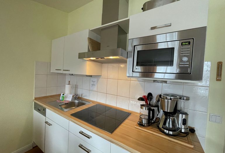 moderne Küchenzeile mit allem was benötigt wird