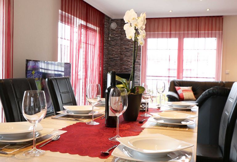 gedeckter Esstisch für gemeinsames Essen