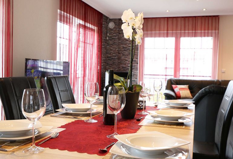 gedeckter Esstisch für gemeinsames Essen gedeckter Esstisch für gemeinsames Essen