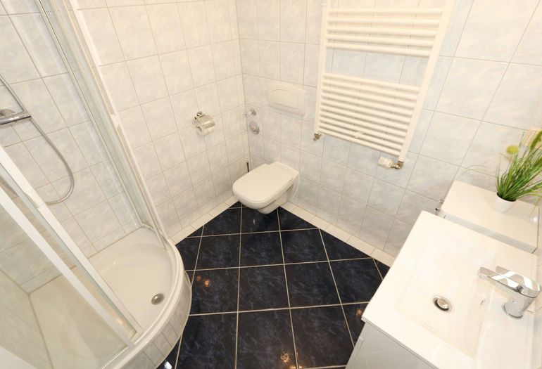 Badezimmer mit Dusche Badezimmer mit Dusche