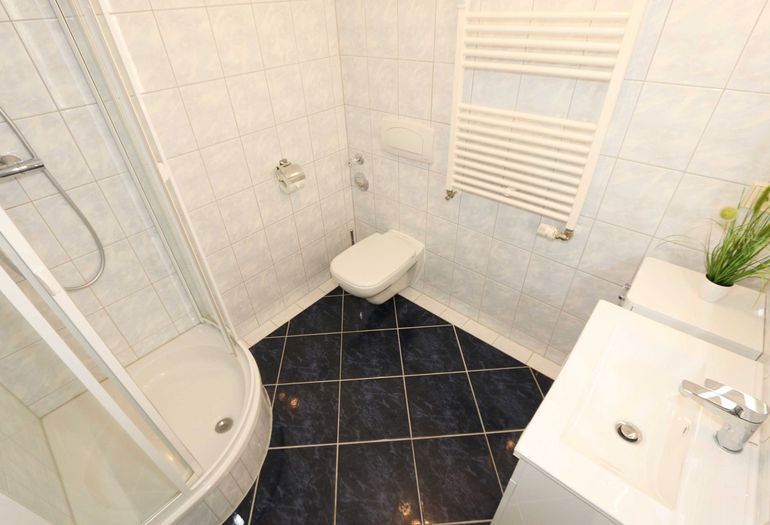 Badezimmer mit Dusche