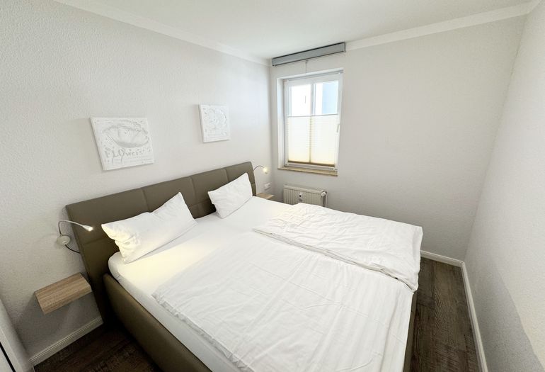 Schlafzimmer mit Polsterbett