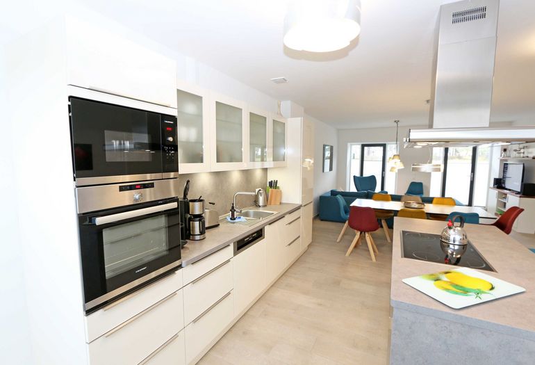 Küchenzeile mit Backofen