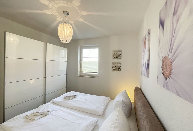 Schlafzimmer mit Kleiderschrank