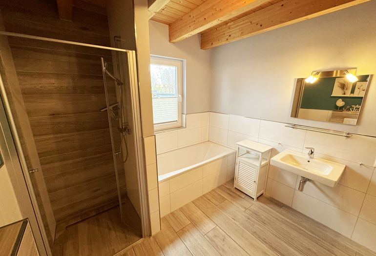 Ferienhaus Ilsebill - Blick auf die Badewanne und Dusche Ferienhaus Ilsebill - Blick auf die Badewanne und Dusche