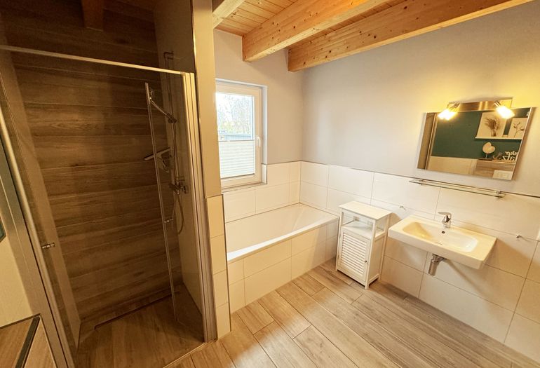 Ferienhaus Ilsebill - Blick auf die Badewanne und Dusche Ferienhaus Ilsebill - Blick auf die Badewanne und Dusche