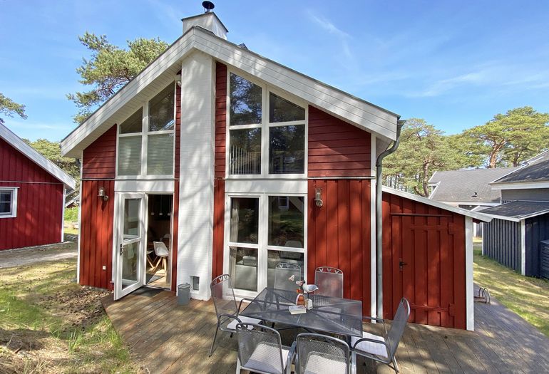 bestuhlte Terrasse mit Blick ins Wohnzimmer