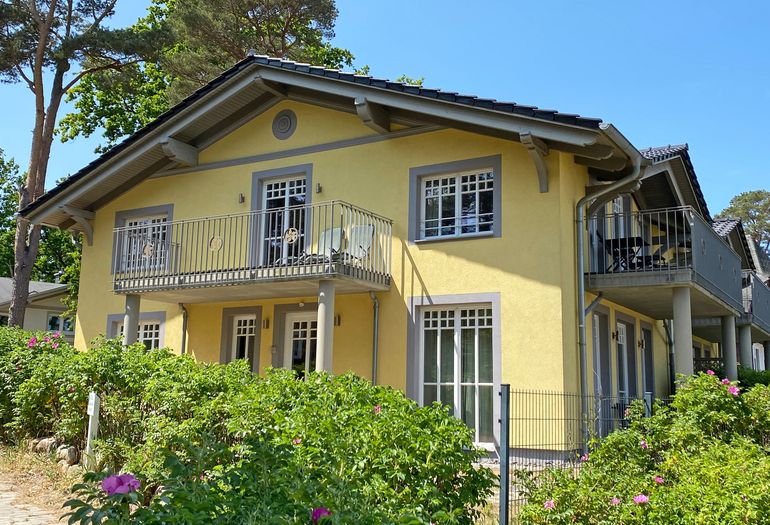 seitlicher Blick zum Haus Strandkiefer