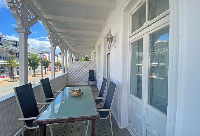 bestuhlter Balkon vom Wohnzimmer begehbar