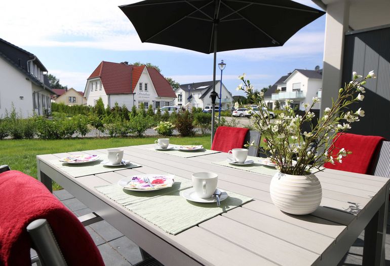 bestuhlte Terrasse mit Sonnenschirm bestuhlte Terrasse mit Sonnenschirm