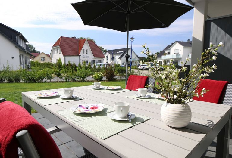 bestuhlte Terrasse mit Sonnenschirm