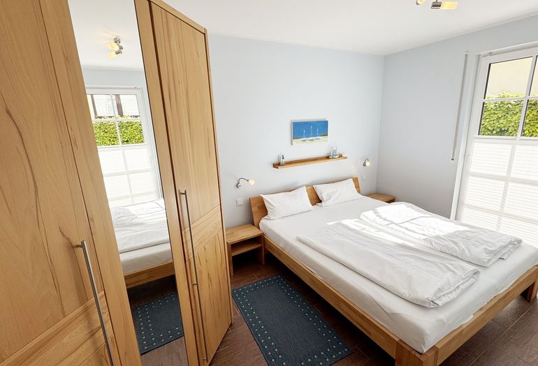2.Schlafzimmer mit Doppelbett und Nachttischkonsolen
