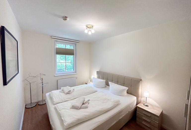 Schlafzimmer mit Verdunklungsmöglichkeiten Schlafzimmer mit Verdunklungsmöglichkeiten