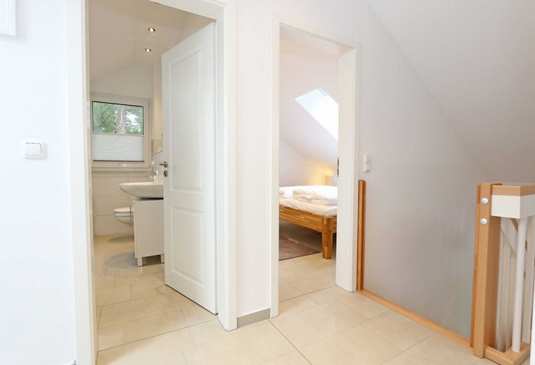 Blick zum Schlafzimmer und Badezimmer